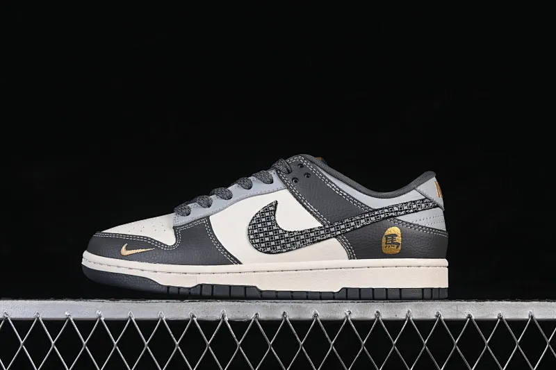 All categories Nk SB Dunk Series Nk SB Dunk Low High-end customized low-top sneakers Nike SB Dunk Low Year of the Horse limited edition Black Iron Horse High-end customized low-top casual skate shoes HG0026-012